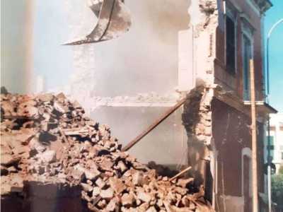 Tutto ebbe per� termine sul finire degli anni 70. I tempi erano cambiati, la situazione politica mutata e cos� il circolo cominci� a perdere colpi. I soci furono costretti anche a lasciare la sede, che fu prima venduta e infine abbattuta per far posto a un moderno condominio